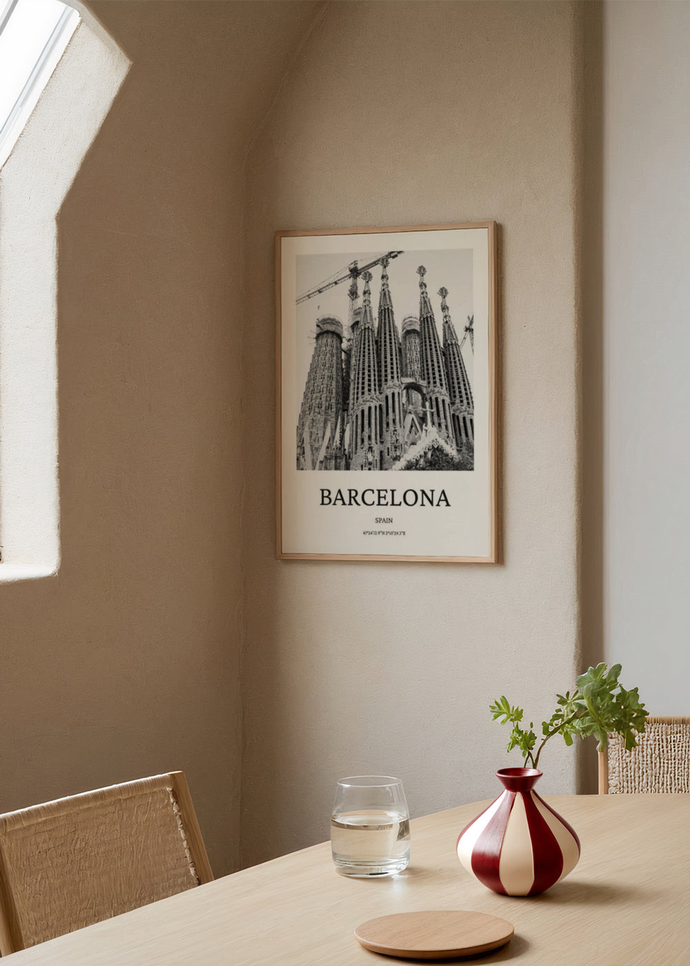 Gerahmtes Wandbild der Sagrada Família in Barcelona in Weiß, Grau und Schwarz, mit markanten Türmen, sichtbaren Baukränen und urbanem fotografischem Stil. Erhältlich auf kudeko.com