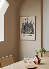 Gerahmtes Wandbild der Sagrada Família in Barcelona in Weiß, Grau und Schwarz, mit markanten Türmen, sichtbaren Baukränen und urbanem fotografischem Stil. Erhältlich auf kudeko.com