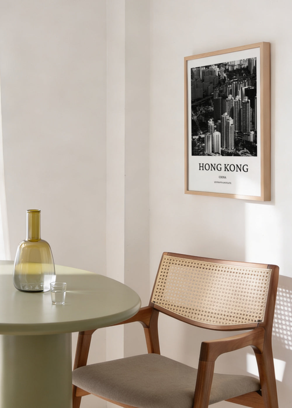 Gerahmtes Wandbild von Hongkong in Schwarz-Weiß mit markanten Wolkenkratzern, urbanen Straßen, dichter Architektur und modernem Stadtstil mit eleganter, klarer Ausstrahlung. Erhältlich auf kudeko.com