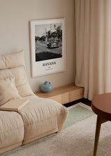 Tableau de rue de La Havane avec voiture classique, palmiers, avenue urbaine, bâtiments et lignes électriques, en noir et blanc, style photographique vintage élégant. Disponible sur kudeko.com