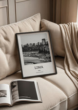 Quadro com vista urbana de Lima, costa com praia curvada, falésias, edifícios e estrada em tons de preto e branco, num estilo fotográfico sóbrio e contemporâneo. Disponível em kudeko.com