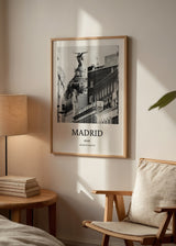 Cuadro decorativo de estilo blanco_y_negro y minimalista colocado en salón, Fotografía urbana de Madrid en blanco y negro, modelo Cuadro Madrid