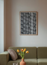Tableau avec façade urbaine, fenêtres répétées, panneaux géométriques et tons gris, blancs et noirs, dans un style noir et blanc contemporain. Disponible sur kudeko.com