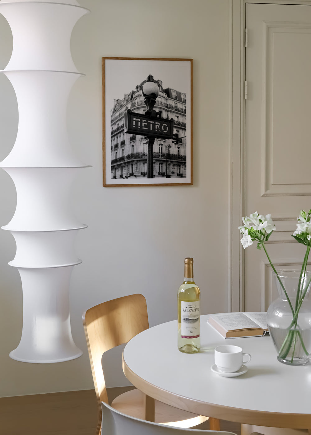 Cuadro decorativo de estilo blanco_y_negro y minimalista colocado en salón, fotografía en blanco y negro del metro de París, modelo Metro Parisino