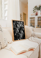 Tableau encadré d’une façade urbaine de New York avec escaliers de secours métalliques, contraste en noir, gris et blanc, typographie NEW YORK en grand format et style photographique contemporain. Disponible sur kudeko.com