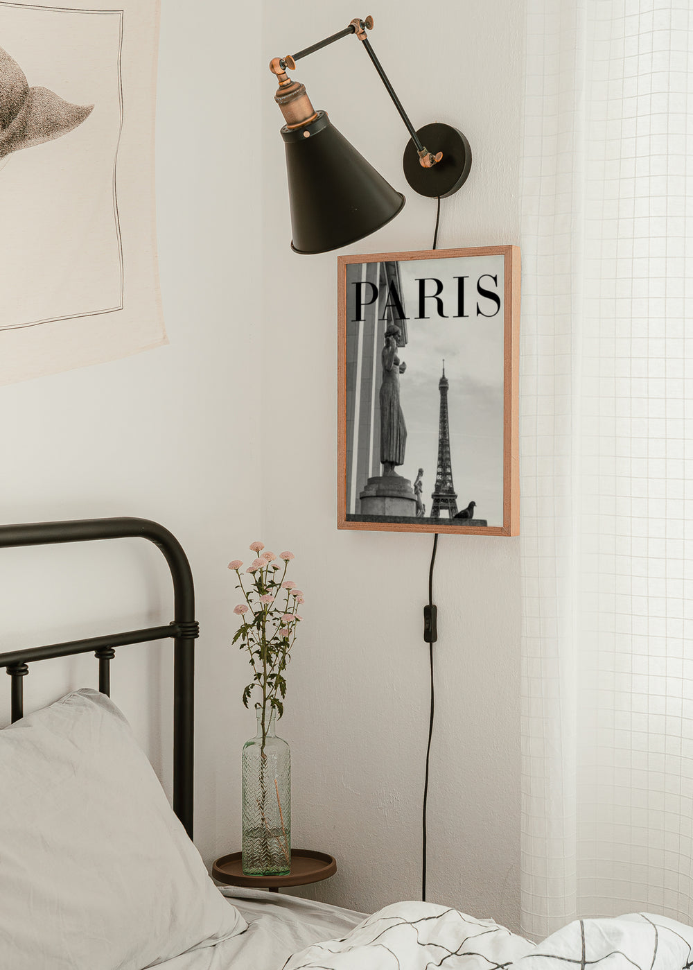Cuadro decorativo de estilo blanco_y_negro y minimalista colocado en salón, fotografía en blanco y negro de París con la Torre Eiffel, modelo París I