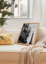 Cuadro decorativo de estilo blanco_y_negro y minimalista colocado en salón, fotografía en blanco y negro de París con la Torre Eiffel, modelo París II