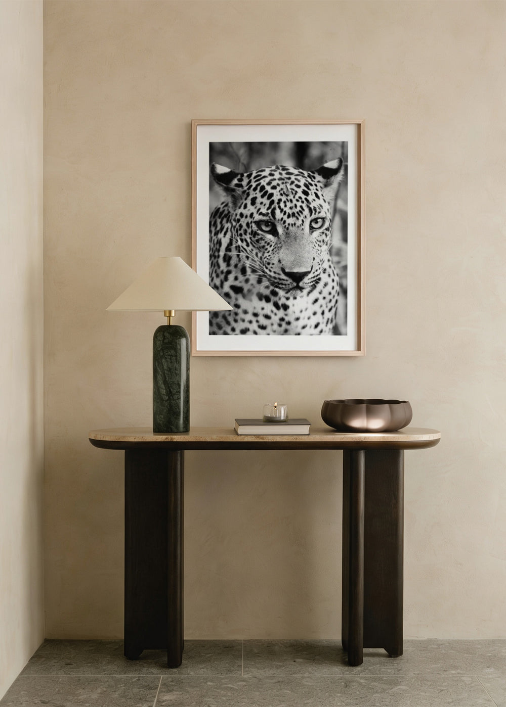 Cuadro decorativo de estilo blanco_y_negro y minimalista colocado en salón, retrato salvaje de guepardo en blanco y negro, modelo Salvaje Guepardo