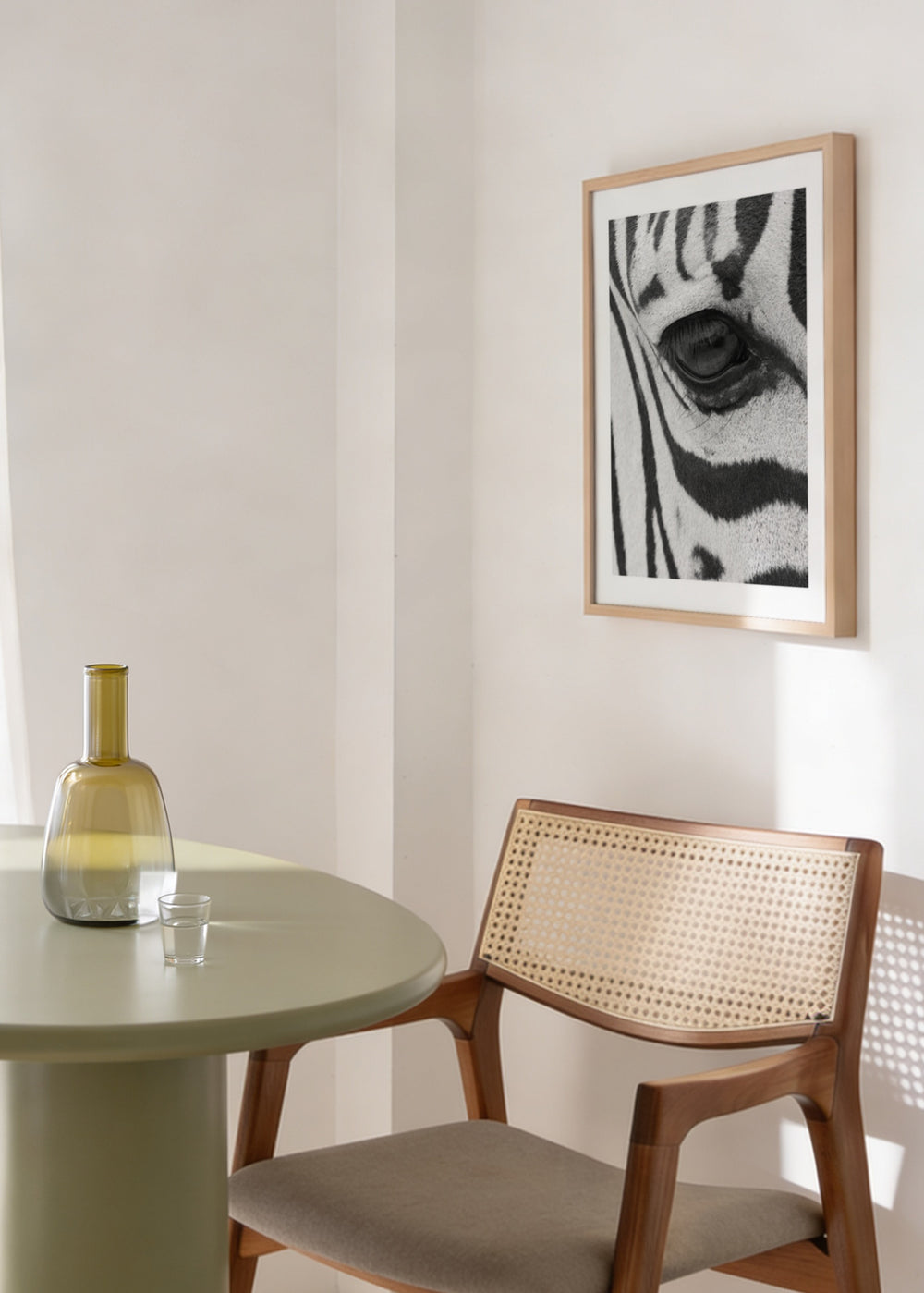 Gerahmtes Wandbild mit Nahaufnahme eines Zebraauges, schwarzen und weißen Streifen, detaillierter Fellstruktur und fotografischem Stil mit eleganter wilder Ausstrahlung. Erhältlich auf kudeko.com