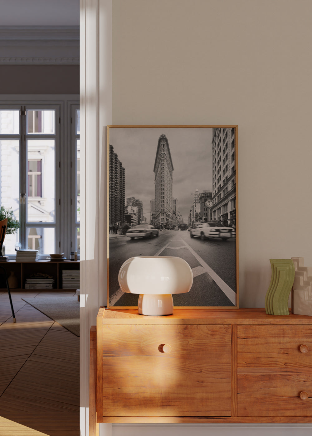 Gerahmtes Wandbild einer urbanen Allee in Schwarz-Weiß mit dreieckigem Hochhaus, fahrenden Autos, zentraler Perspektive und fotografischem Architekturstil. Erhältlich auf kudeko.com