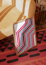 Cuadro decorativo de estilo colorido y abstracto colocado en salón, líneas geométricas de colores vibrantes, modelo Líneas Cromáticas