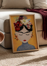 Quadro emoldurado com retrato feminino inspirado em Frida Kahlo, flores vermelhas, brancas e rosas, fundo amarelo, sobrancelhas marcadas, olhos fechados e estilo de ilustração. Disponível em kudeko.com