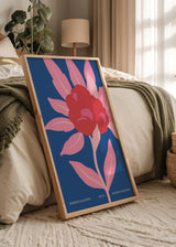 Cuadro decorativo de estilo colorido y minimalista colocado en salón, flor moderna en tonos rosa y azul, modelo Blossom Collection IV