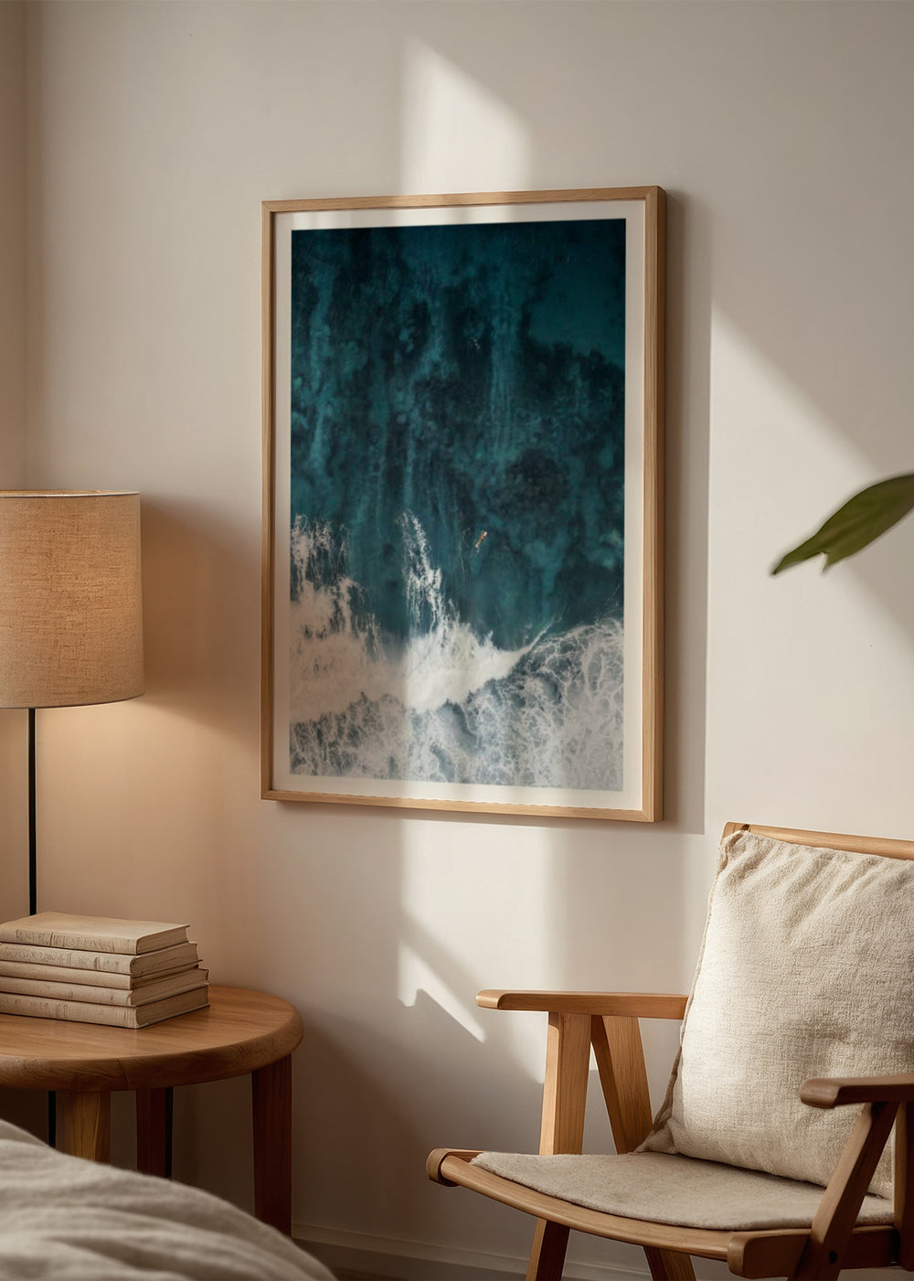Cuadro decorativo de estilo fotografía y mar_y_playa colocado en salón, vista aérea de olas del mar, modelo Vista aérea Olas