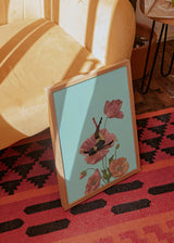 Cuadro decorativo de estilo ilustración y flores colocado en dormitorio, mujer soñadora entre flores rosadas, modelo Colourful Dreamer