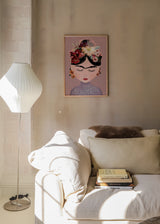 Quadro emoldurado com retrato feminino de olhos fechados, flores bordeaux, creme, rosa e verde, fundo malva suave e estilo de ilustração decorativo. Disponível em kudeko.com