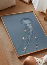 Gerahmtes Wandbild mit großer transluzenter blauer Qualle, spielenden Kindern an Tentakeln, himmelblauem Hintergrund, weißen und rosafarbenen Akzenten, poetischem illustrativen Stil. Erhältlich auf kudeko.com