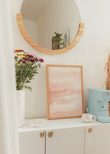 Cuadro decorativo de estilo minimalista y abstracto colocado en dormitorio, paisaje abstracto en acuarela rosa suave, modelo Watercolor Landscape III