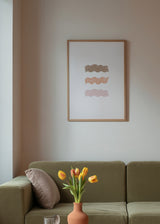Cuadro decorativo de estilo minimalista y abstracto colocado en salón, líneas onduladas en acuarela pastel, modelo 3 Watercolor Lines