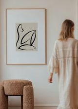 Gerahmtes Wandbild mit abstrakter weiblicher Silhouette in schwarzen Linien auf hellbeigem Hintergrund, elegantem minimalistischem Stil und ruhiger moderner Wirkung. Erhältlich auf kudeko.com