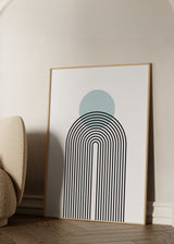 Gerahmtes Wandbild mit geometrischem Bogen aus feinen schwarzen Linien, beigem Hintergrund, blaugrauem Kreis und klarem minimalistischem Stil. Erhältlich auf kudeko.com