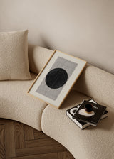 Cuadro decorativo de estilo minimalista y abstracto colocado en salón, círculo negro abstracto con líneas onduladas, modelo B&B No2.
