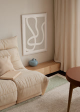 Cuadro decorativo de estilo minimalista y abstracto colocado en salón, líneas abstractas en beige, modelo Beige Lines