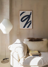 Abstraktes Wandbild mit breiten geschwungenen Linien in Marineblau auf cremeweißem Hintergrund, im eleganten minimalistischen Stil. Erhältlich auf kudeko.com