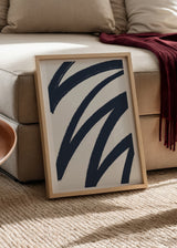 Abstraktes Wandbild mit großen geschwungenen Formen in Marineblau auf cremeweißem Hintergrund, markantem Kontrast und modernem grafischem Stil für elegante Räume. Erhältlich auf kudeko.com