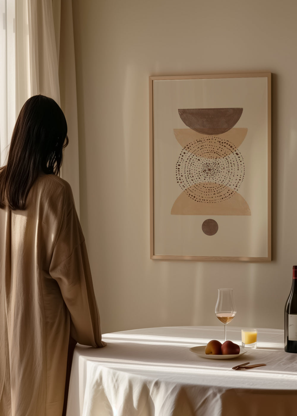 Tableau encadré avec formes géométriques courbes superposées, cercle central pointillé, petite forme ronde, tons beige, sable, blanc cassé et brun taupe, style abstrait bohème. Disponible sur kudeko.com