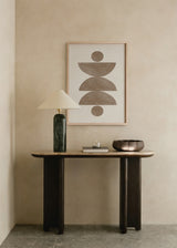 Tableau encadré avec demi-cercles et cercles géométriques superposés en beige, sable et taupe sur fond clair, dans un style abstrait contemporain. Disponible sur kudeko.com