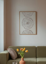 Tableau encadré avec composition abstraite de cercles concentriques en points irréguliers beige, marron et terracotta sur fond clair, dans un style contemporain épuré. Disponible sur kudeko.com