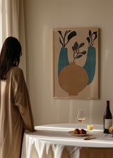 Gerahmtes Wandbild mit drei stilisierten Vasen, schwarzen Blättern, beigem Hintergrund, Formen in Petrolblau und Sand, im minimalistischen Stil. Erhältlich auf kudeko.com