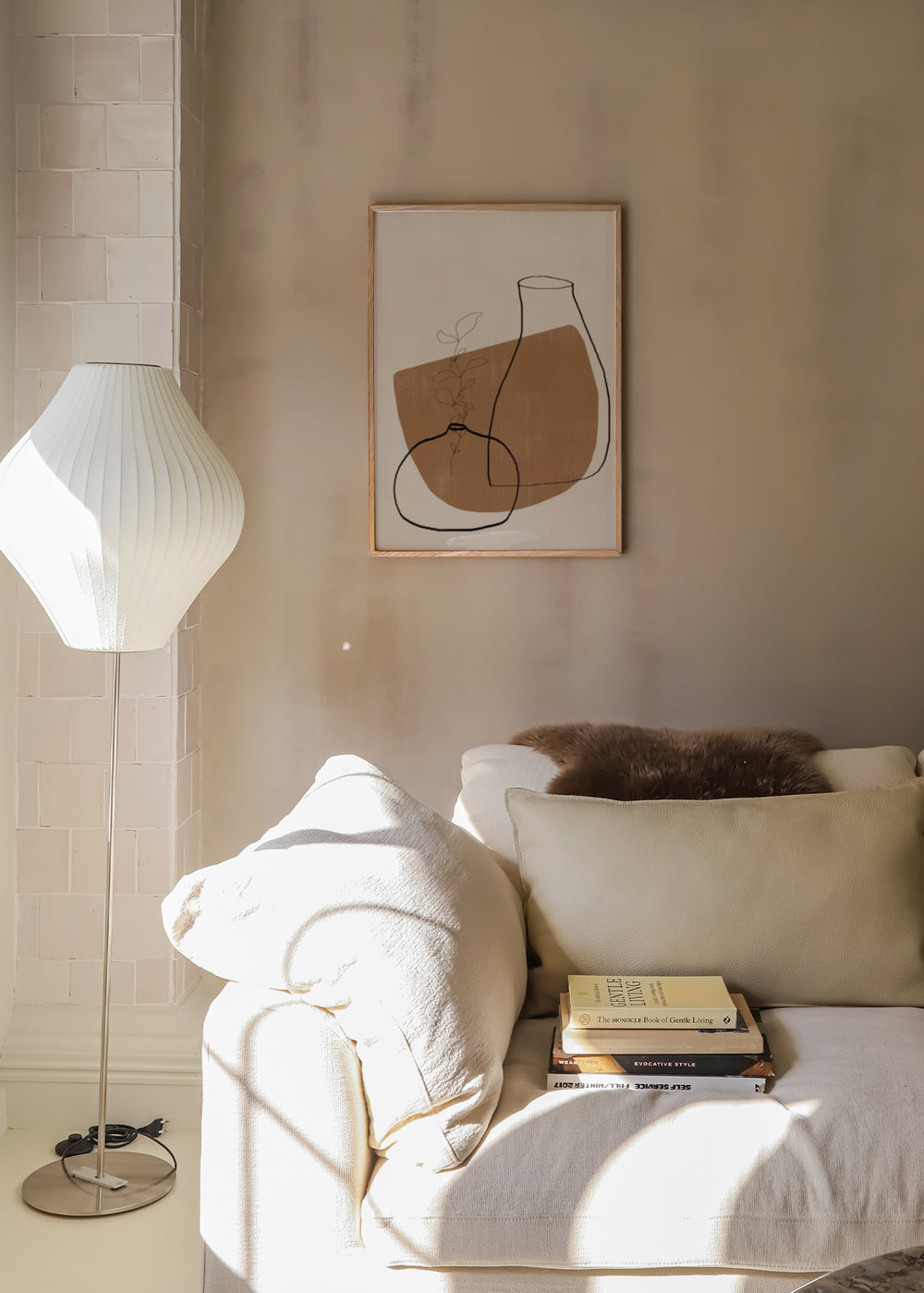 Tableau avec deux vases aux contours noirs, fine branche végétale, fond beige, forme organique brune et style minimaliste épuré. Disponible sur kudeko.com