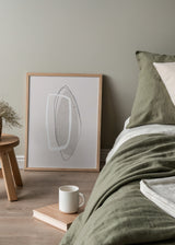 Cuadro decorativo de estilo minimalista y abstracto colocado en salón, composición abstracta orgánica en tonos neutros, modelo Came to Stay
