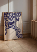 Wandbild mit organischen, wellenförmigen Linien in Blau auf hellem beigem Hintergrund, fließender Komposition und modernem abstraktem Stil für Wohnräume. Erhältlich auf kudeko.com