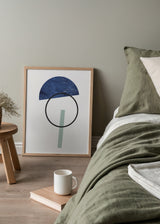 Cuadro decorativo de estilo minimalista y abstracto colocado en salón, composición geométrica azul minimalista, modelo Geometría Azul