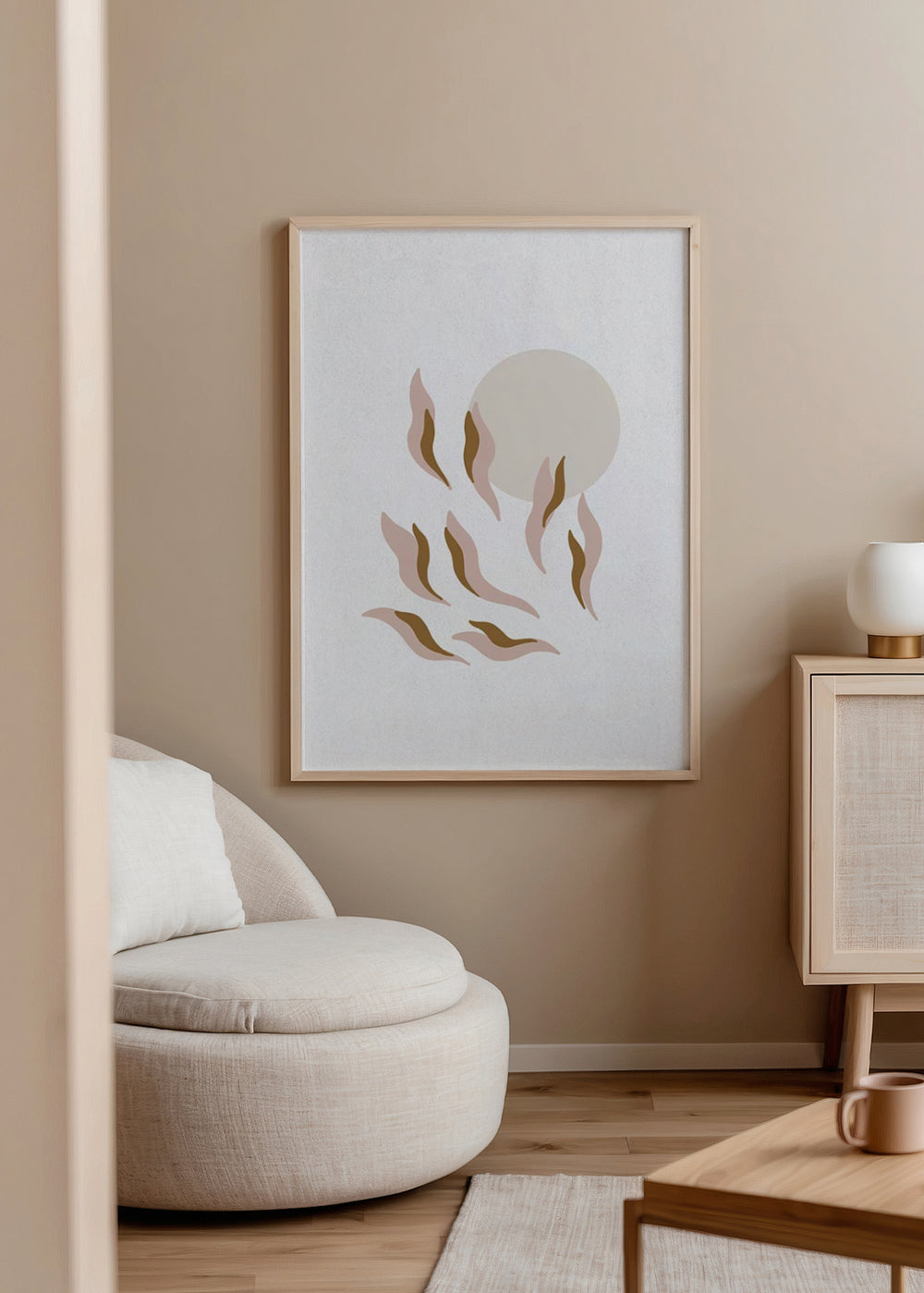Wandbild mit organischen Formen wie Blütenblättern in Altrosa, Beige und Toastbraun um einen hellen Kreis, im minimalistischen und klaren Stil gestaltet. Erhältlich auf kudeko.com