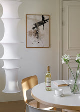 Tableau encadré avec composition abstraite de taches noires, beige et gris, traits estompés, éclaboussures légères, fond clair et style contemporain épuré. Disponible sur kudeko.com