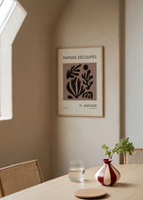 Cuadro decorativo de estilo minimalista y abstracto colocado en salón, composición abstracta orgánica estilo Matisse, modelo Papiers Découpés II