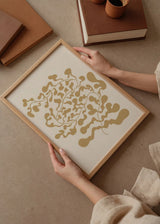 Cuadro decorativo de estilo minimalista y abstracto colocado en salón, planta abstracta orgánica en beige, modelo Planta Sicodélica III