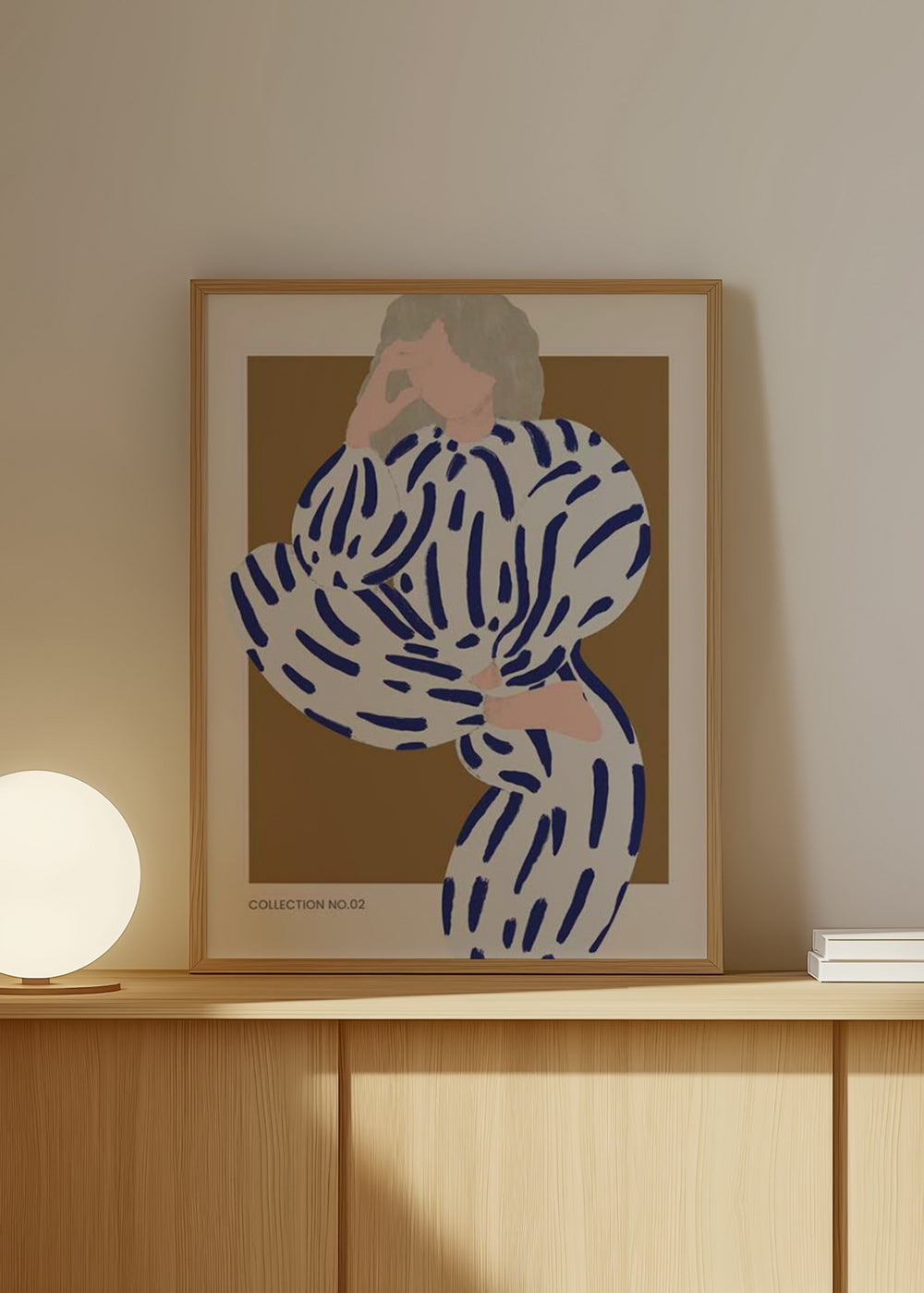 Gerahmtes Wandbild mit stilisierter weiblicher Figur, weißer Kleidung mit blauen Streifen, beigem und braunem Hintergrund, zeitgenössischem Illustrationsstil und weichen Formen. Erhältlich auf kudeko.com