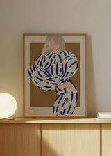 Cuadro decorativo de estilo minimalista y abstracto colocado en salón, ilustración minimalista de figura femenina con vestido de rayas, modelo Stripes Mood III