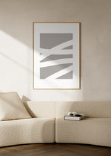 Abstraktes Wandbild mit weißen geschwungenen und diagonalen Streifen auf taupegrauem Hintergrund, sanftem Kontrast, neutralen Farben und elegantem minimalistischem Stil. Erhältlich auf kudeko.com