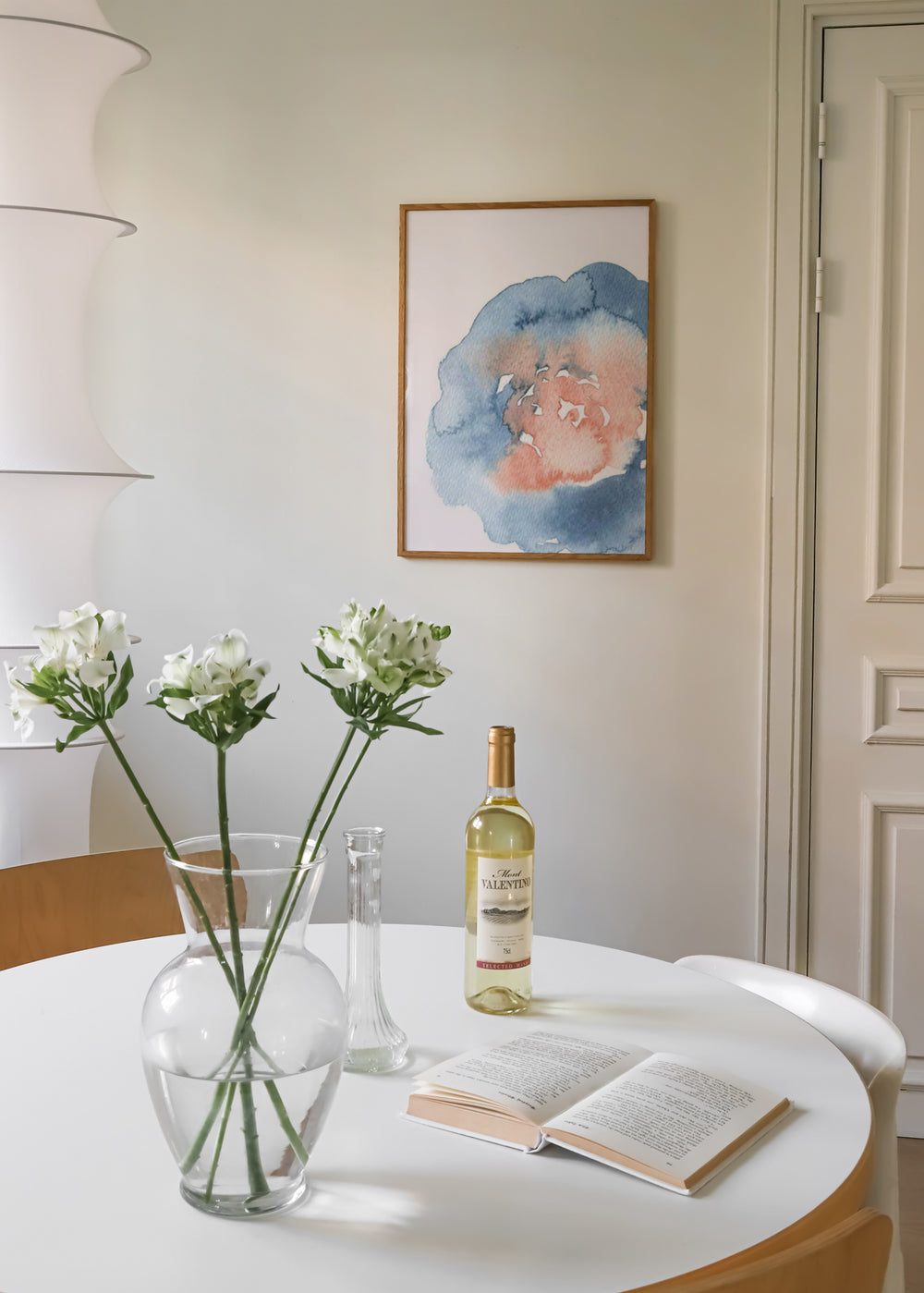 Cuadro decorativo de estilo minimalista y acuarela colocado en dormitorio, flor en acuarela de tonos suaves, modelo Watercolor Flower