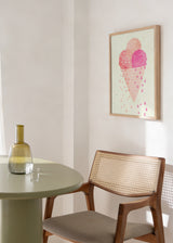 Gerahmtes Wandbild mit Eiswaffel aus drei Kugeln in Rosa, Fuchsia und Pfirsich, heller Waffel, dekorativen Tropfen und kindlichem Stil in Pastelltönen. Erhältlich auf kudeko.com