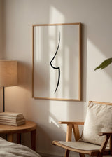 Gerahmtes Wandbild mit weiblicher anatomischer Silhouette in geschwungener schwarzer Linie auf weißem Hintergrund, schlicht, elegant und minimalistisch im modernen Stil. Erhältlich auf kudeko.com