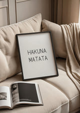 Cuadro decorativo de estilo minimalista y blanco_y_negro colocado en dormitorio, Lámina tipográfica Hakuna Matata en blanco y negro, modelo Hakuna Matata