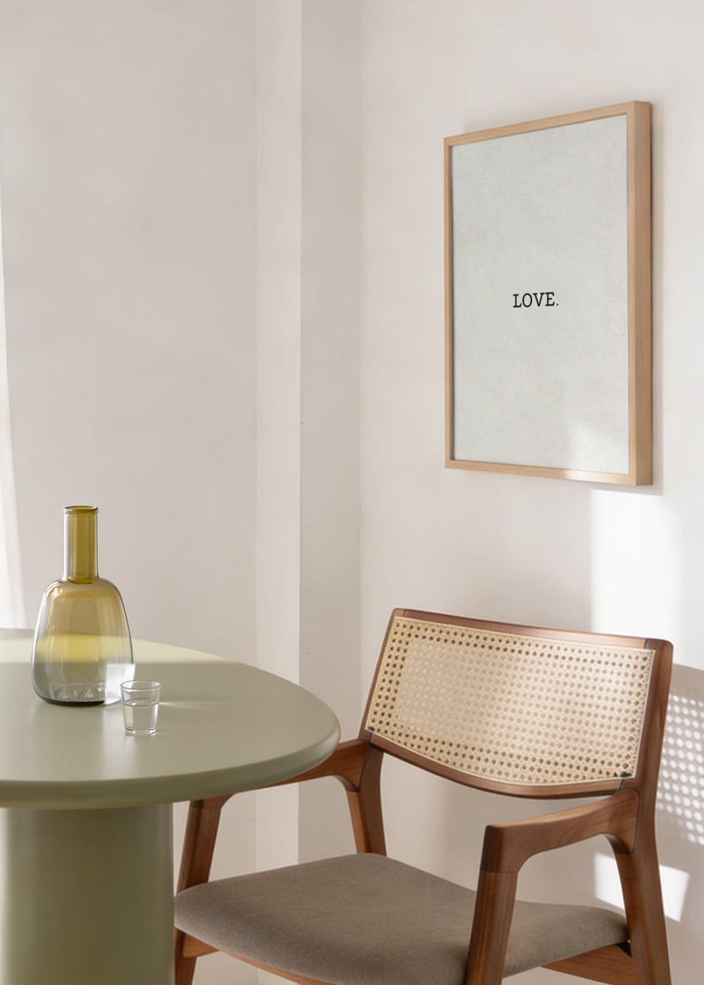 Cuadro decorativo de estilo minimalista y blanco_y_negro colocado en dormitorio, lámina tipográfica minimalista con la palabra Love, modelo Love.
