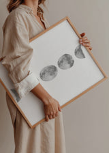 Cuadro decorativo de estilo minimalista y blanco_y_negro colocado en dormitorio, fases de la luna en composición minimalista, modelo Moon Phases